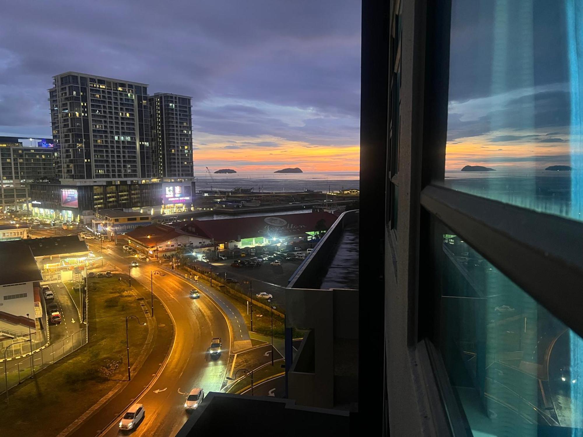 Botiza Suites At Jesselton Quay Kota Kinabalu Zimmer foto